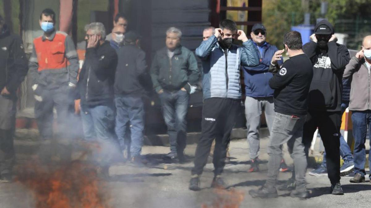 Protesta de trabajadores de Arcelor a la entrada de la factoría de Trasona (Corvera), el pasado mes de marzo.