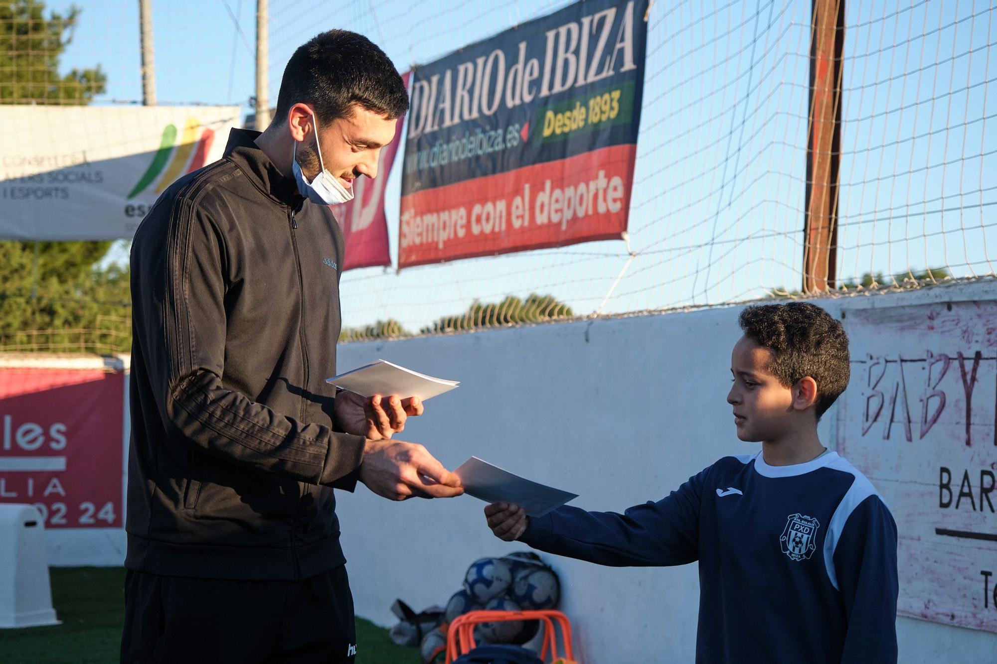 Los jugadores de la Peña Deportiva apadrinan a los equipos de la cantera para motivar a los más jóvenes