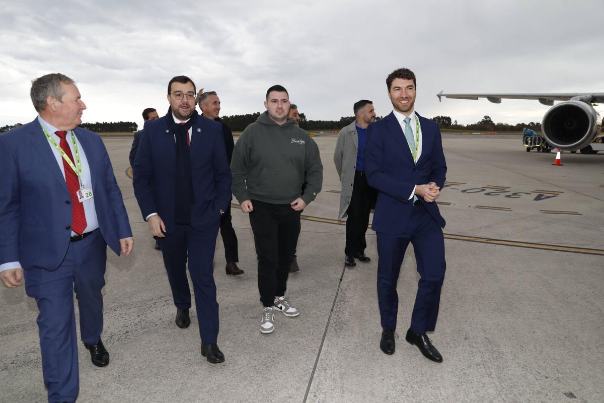Así fue el recibimiento del pasajero dos millones en el aeropuerto de Asturias.