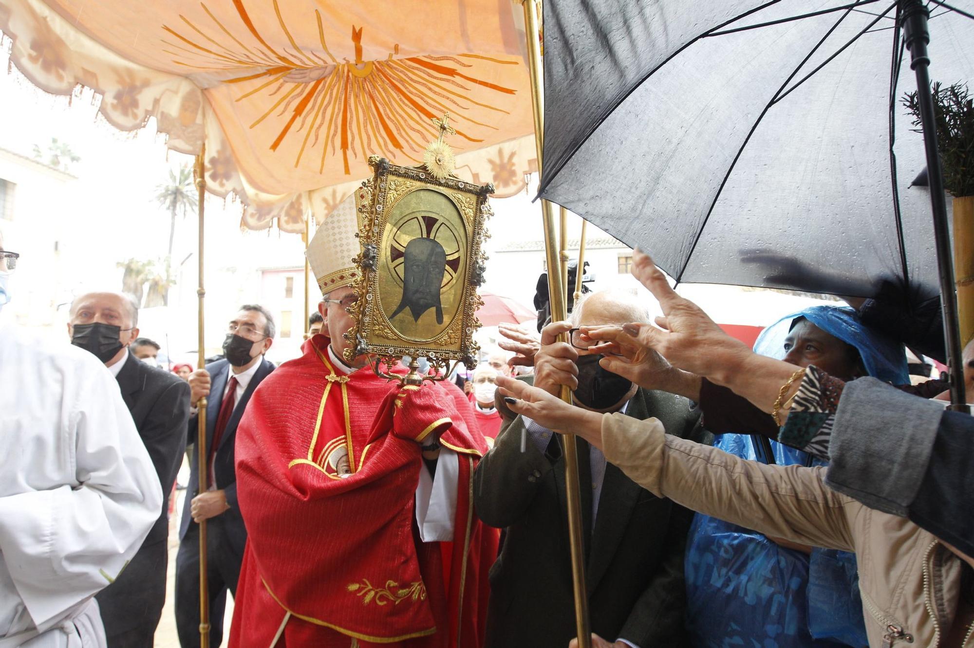 Miles de alicantinos acompañan a la Santa Faz en su peregrinación pese a la lluvia