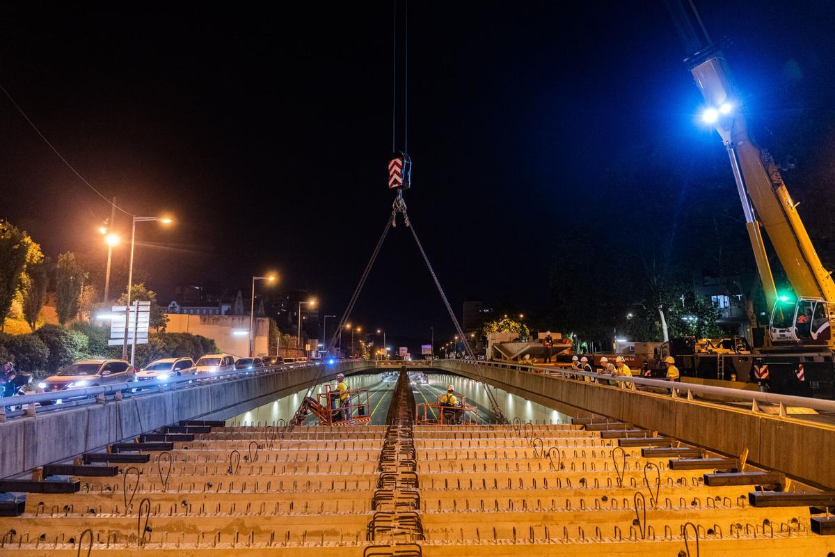 La Guardia Urbana cortará el tránsito en los dos sentidos cuatro noches por semana entre las salidas 5 y 6, mientras una enorme grúa instala 56 prelosas