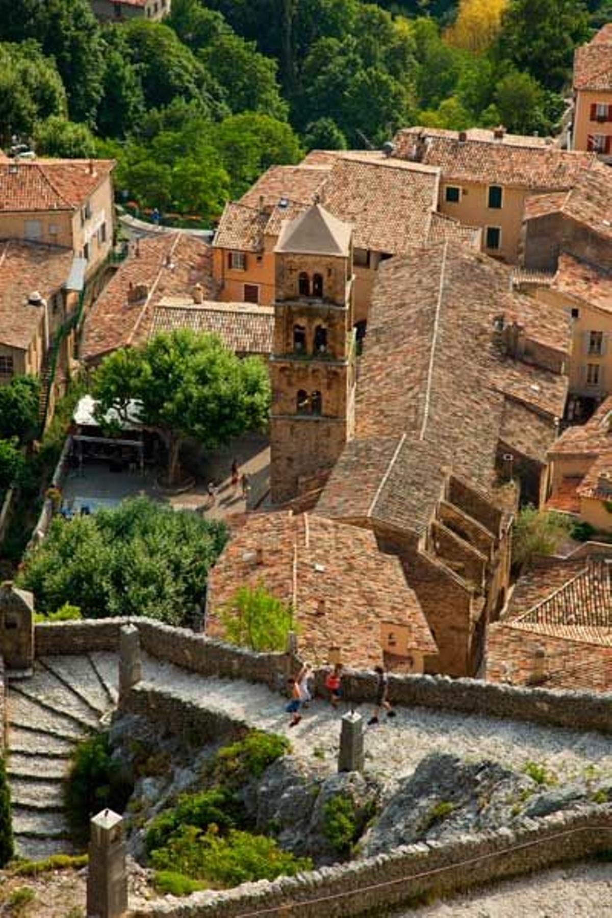 La pequeña villa de Moustiers-Sainte Marie es famosa por sus cerámicas.