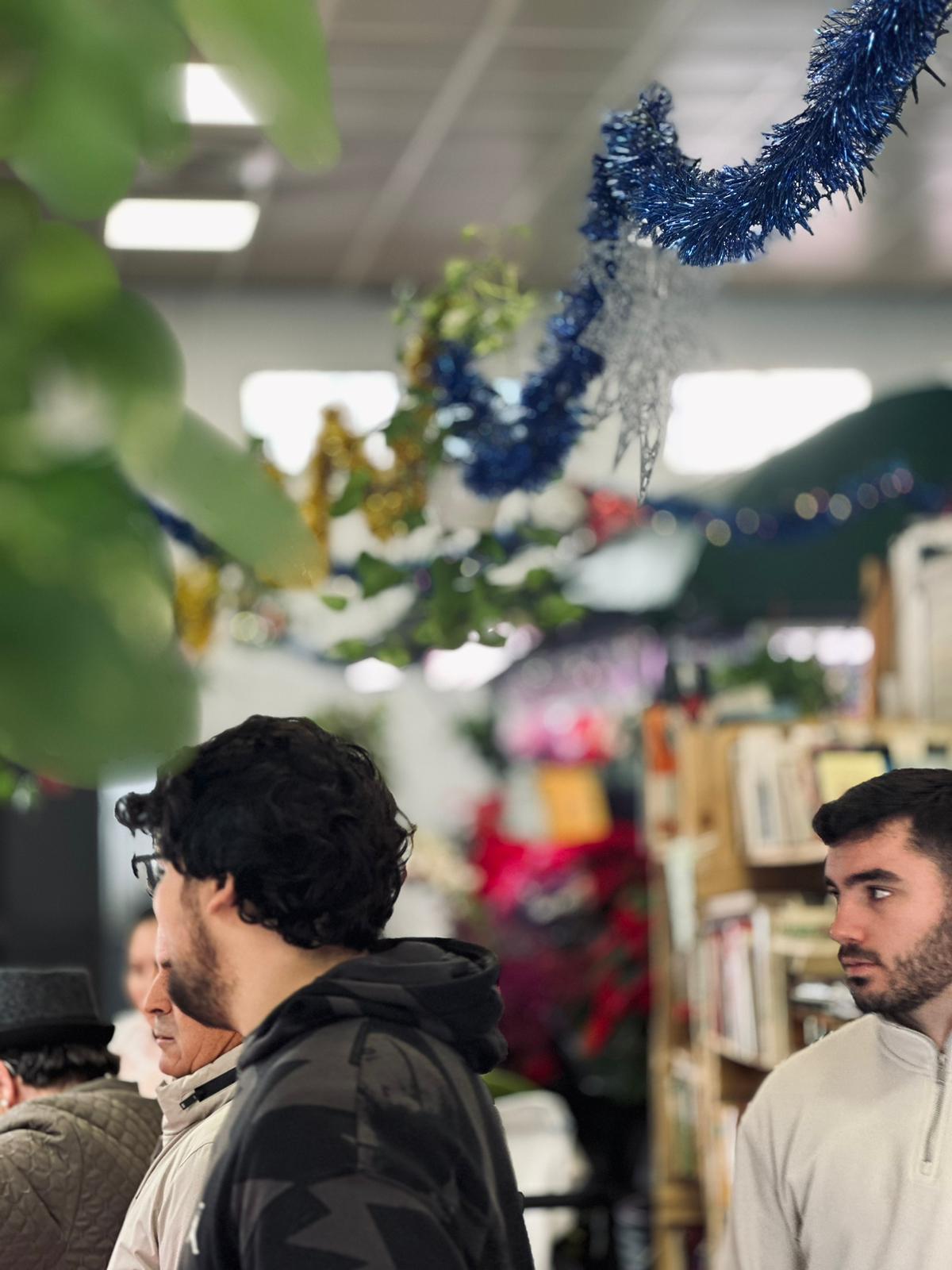 Jóvenes comprando en el Mercado del Cerro del Águila, en Sevilla.