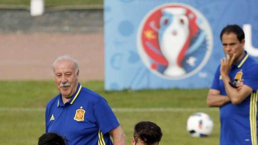 Nolito trata de robar un balón a Gerard Piqué, ayer durante el entrenamiento vespertino de la selección en la isla de Re. // Efe