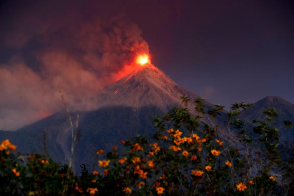 Miles de personas evacuadas por fuerte erupción ...