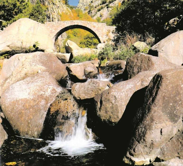 El pont del Cremal, al riu Nèria, a la Vall de Núria