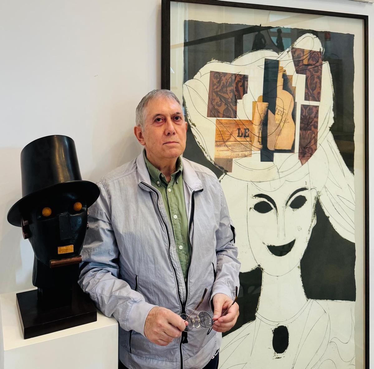 El escritor y periodista Amadeu Fabregat posa entre una escultura de Eduardo Arroyo y una obra gráfica de Manolo Valdés