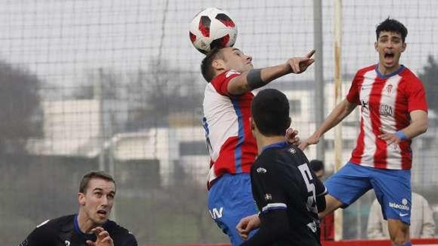 Gorka Santamaría toca el balón de cabeza en el duelo ante el Durango de esta temporada en Mareo.