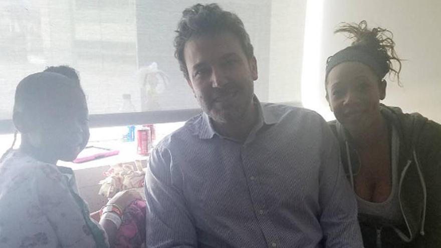 Ben Affleck junto a la fan y su madre en el hospital.