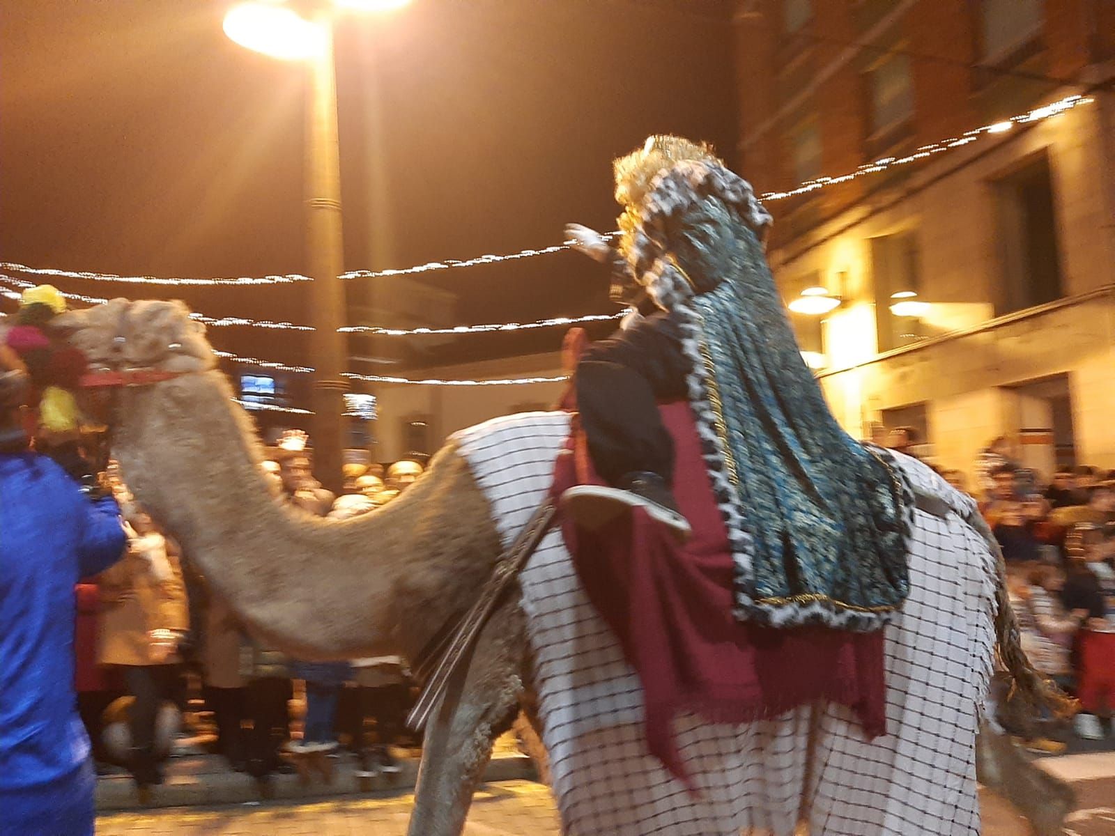 Los Reyes, en dromedario en la Pola: así ha sido la cabalgata de la capital sierense