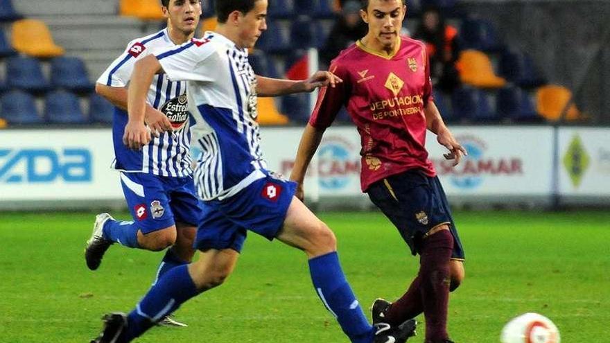 Javi Nogueira, en un partido con el Pontevedra en Segunda División B. // Rafa Vázquez