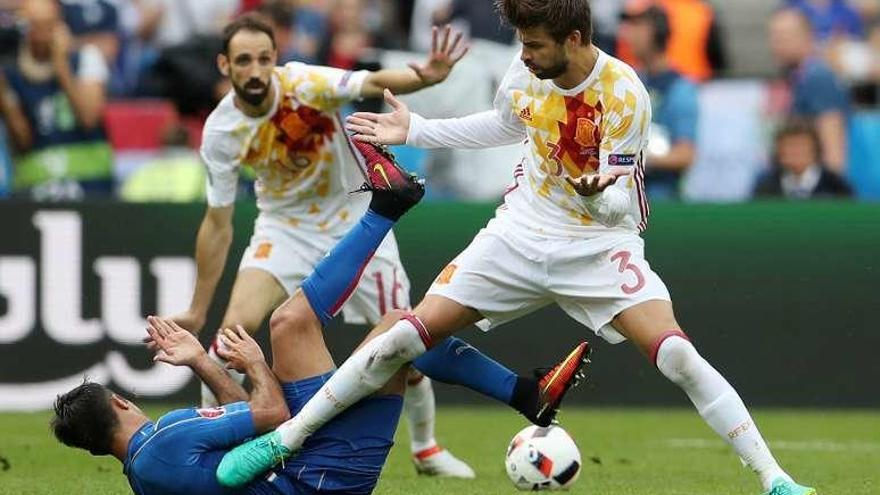 Piqué pisa fortuitamente a un jugador italiano. // Efe