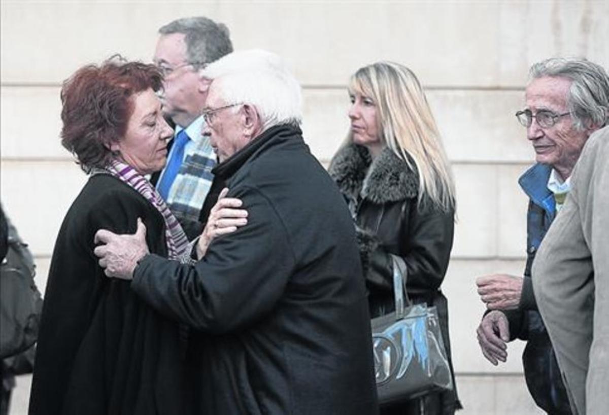 Raimon abraça Rosa Sender, companya d’Ana María Moix, ahir al tanatori de les Corts. Raimon abraça Rosa Sender, companya d’Ana María Moix, ahir al tanatori de les Corts.