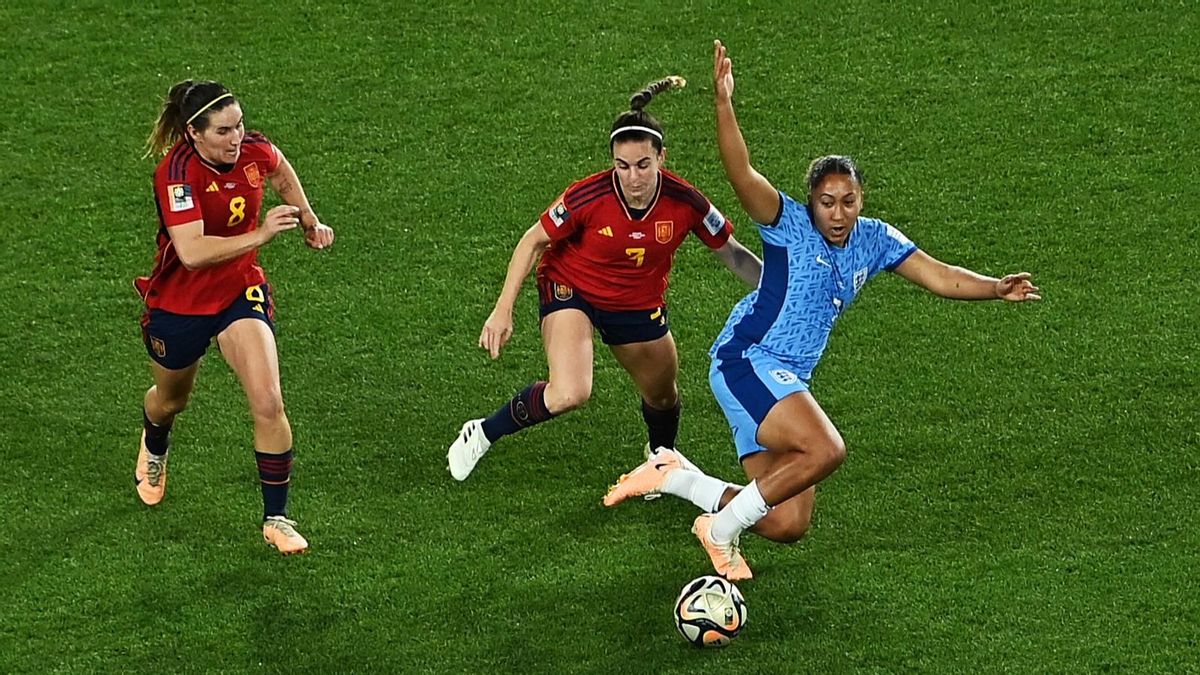 Lauren James disputa el balón con las españolas Teresa Abelleira y Mariona Caldentey