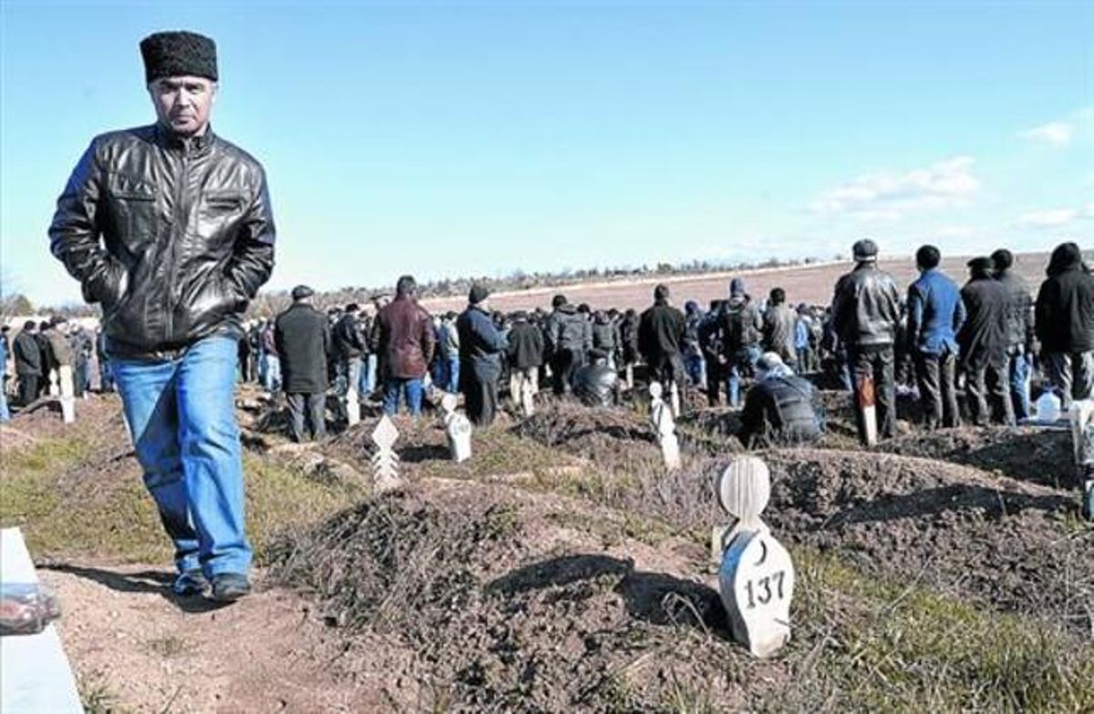 Comiat 8 Funeral massiu, ahir, en territori crimeà per dir adéu a un jornaler de 39 anys que va desaparèixer en estranyes circumstàncies. Comiat 8 Funeral massiu, ahir, en territori crimeà per dir adéu a un jornaler de 39 anys que va desaparèixer en estranyes circumstàncies.