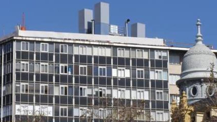 El antes del edificio, con las antenas todavía sin camuflar.