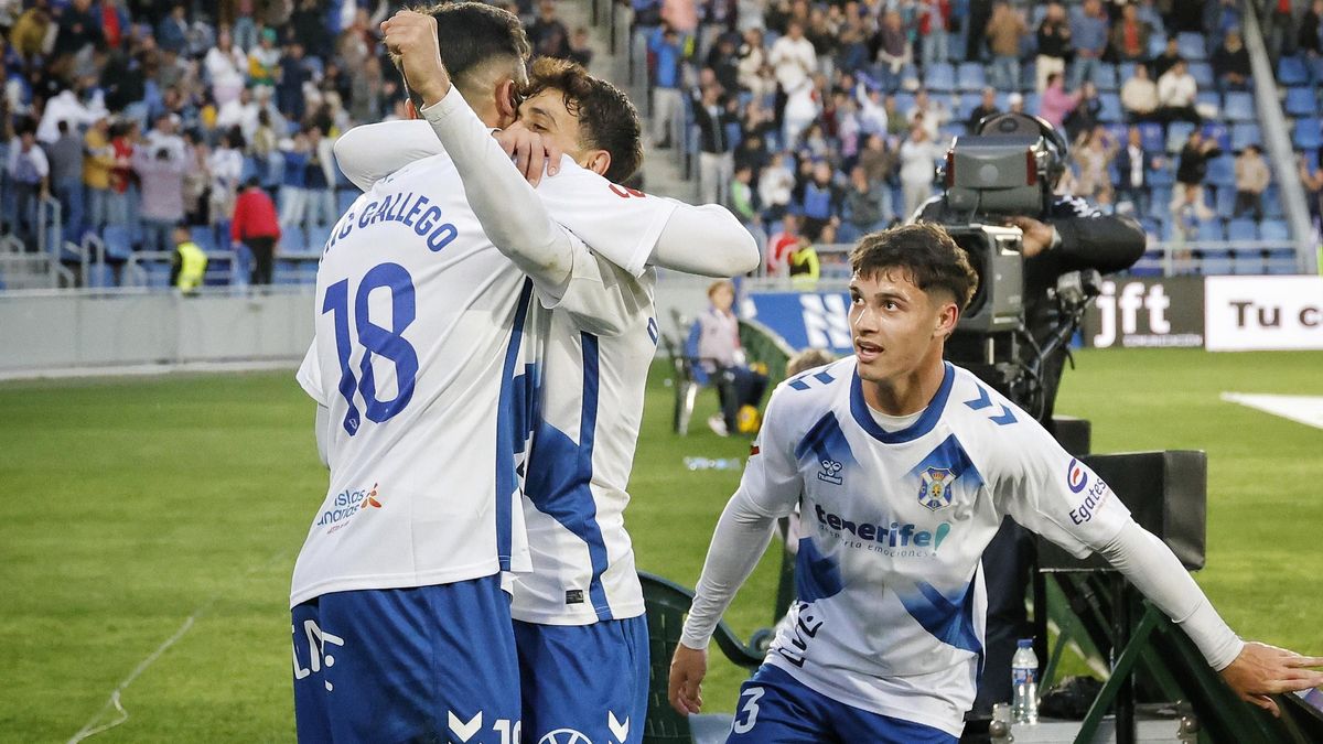 David Rodríguez y Aarón Martín, felicitando a Enric Gallego tras un gol del Tenerife.