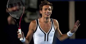 El tennista Mahut juga vestit de dona
