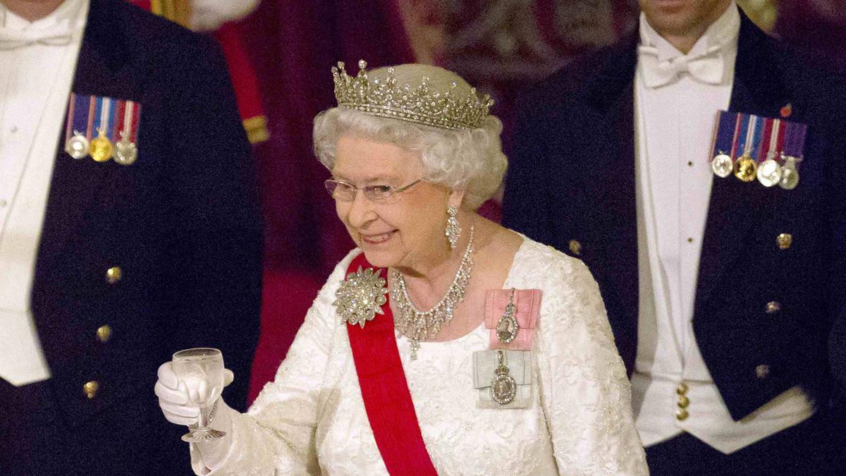 La reina Isabel II brindando en un banquete oficial de Estado