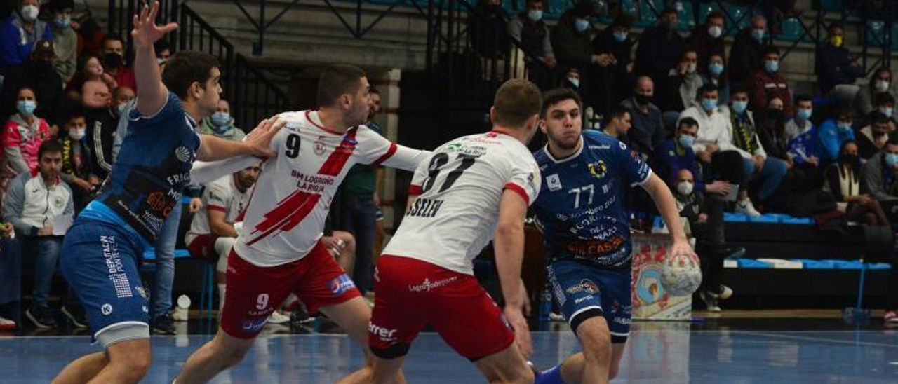 Lucas Aizen ( a la derecha), en una acción del partido ante el Logroño. | // GONZALO NÚÑEZ