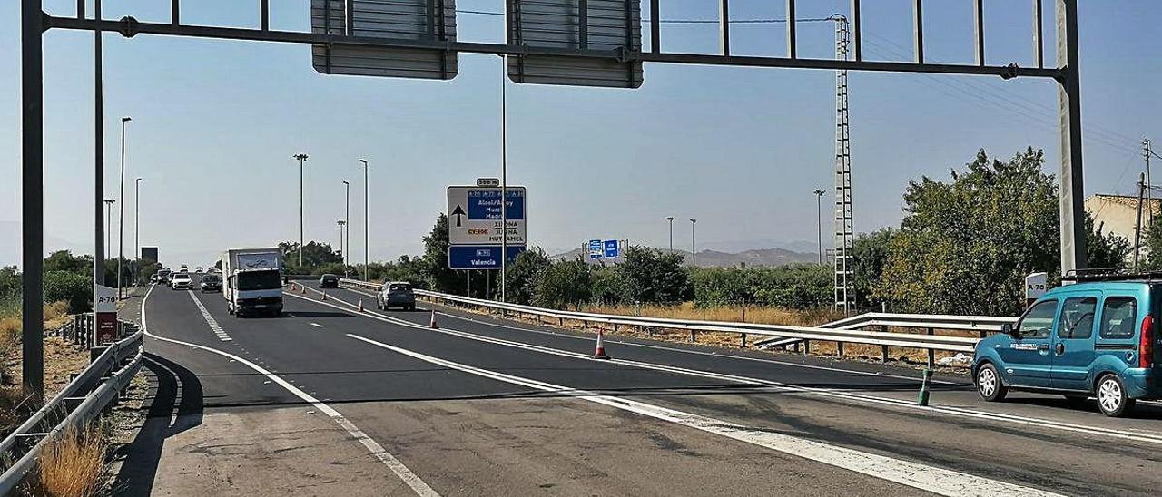 Tramo de la A-70 en Sant Joan donde se aprecia el corte entre el asfaltado de las obras del Ministerio y el deterioro de la zona municipal.