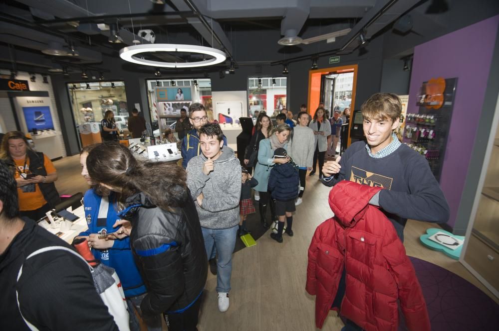 Encuentro con aficionados deportivistas para firmar autógrafos yy fotografiarse en la tienda Orange de la plaza de Pontevedra.