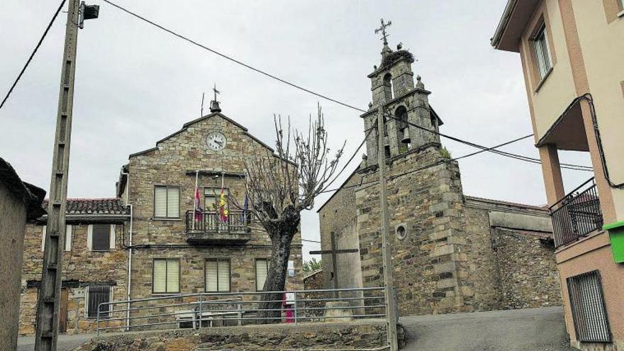 Ayuntamiento e iglesia de Mahíde.