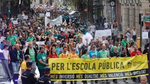 Manifestantes en defensa de la educación pública, en las calles de Valencia.