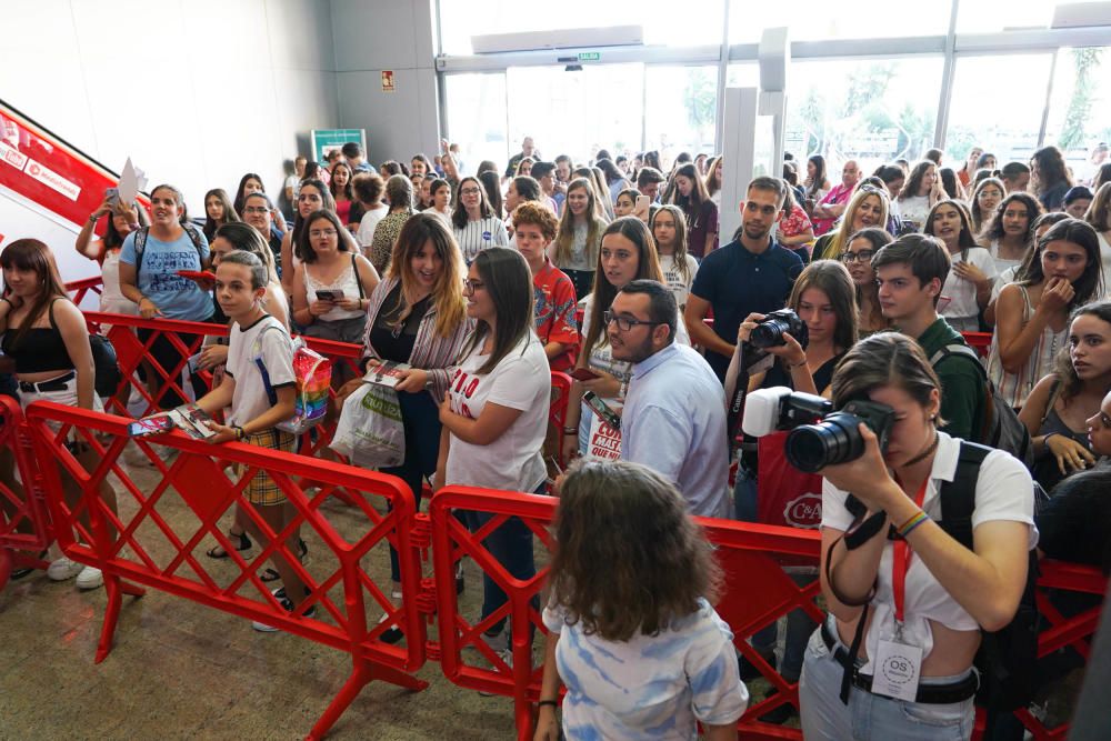 Cientos de aficionados, que hicieron cola horas antes del inicio del evento, pudieron saludar a Cepeda además de llevarse una firma y una foto para el recuerdo.