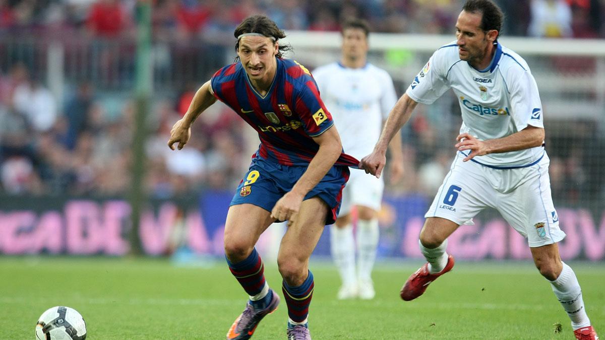 Moreno, con la camiseta del Xerez, en el partido de la Liga 2009-10 que disputó en el Camp Nou y en el que coincidió con Xavi Hernández