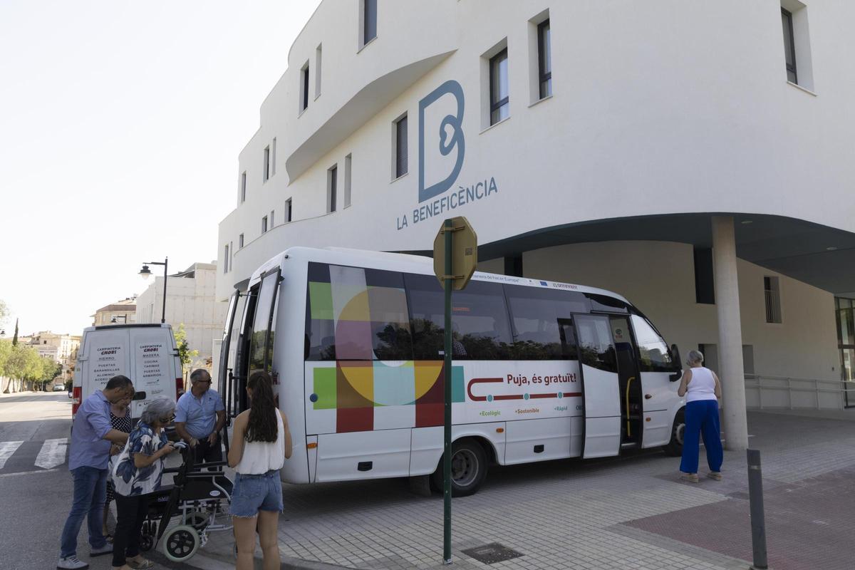 Así ha sido el traslado de los usuarios a la nueva residencia la  Beneficencia de Ontinyent