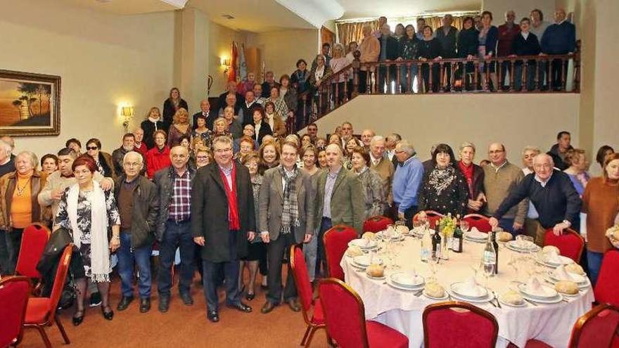 Caballero junto a los miembros de Acopovi antes del almuerzo celebrado que siguió a la asamblea. // M G. B.