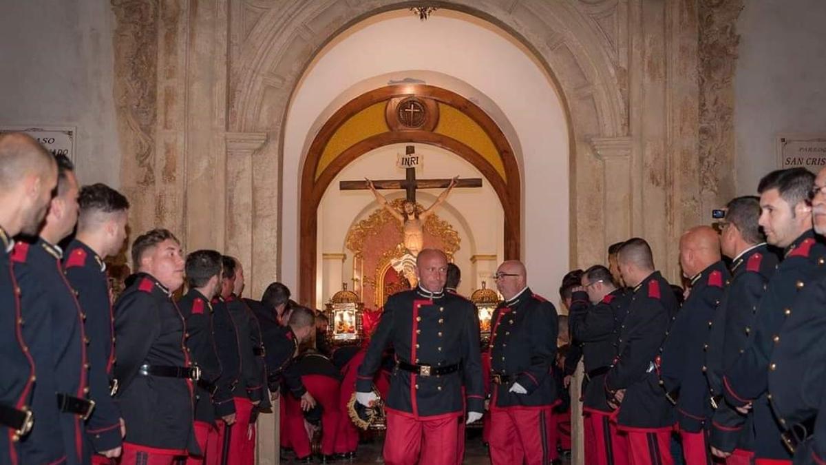 El edil de Izquierda Unida Verdes, Pedro Sosa, a las puertas de la iglesia de San Cristóbal tras dar la orden con su cornetín a los costaleros para sacar en procesión al Cristo de la Sangre.