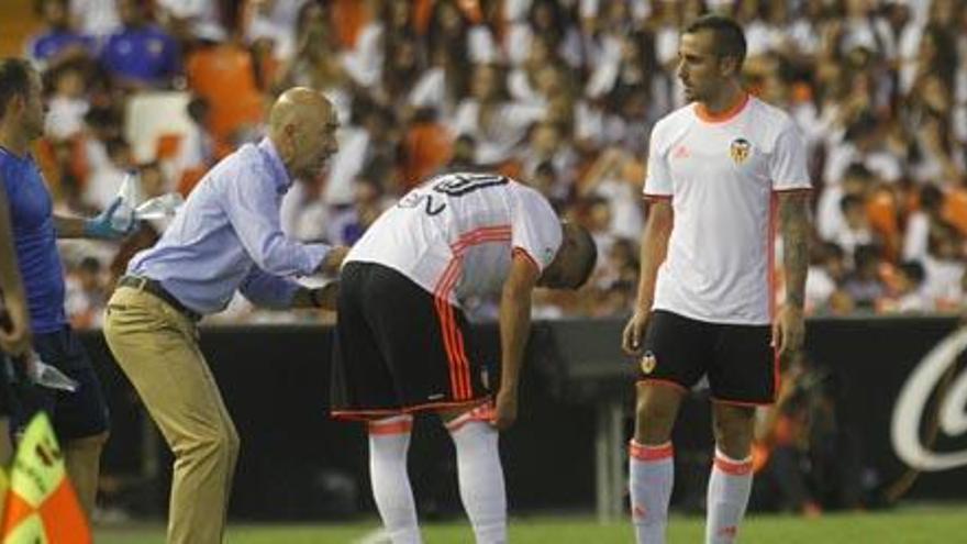 Pako Ayestarán da instrucciones a Alcácer, el sábado en Mestalla.