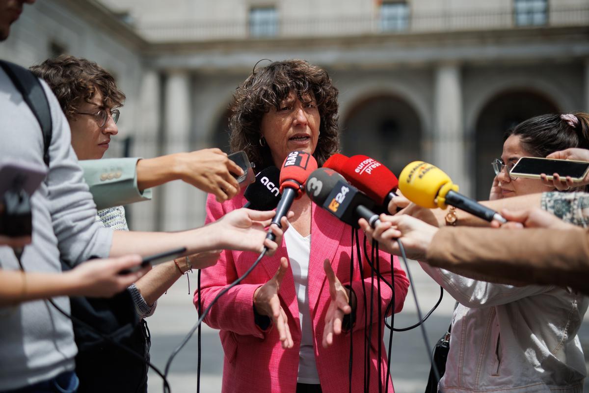 La 'consellera' Teresa Jordà atiende a los medios de comunicación.