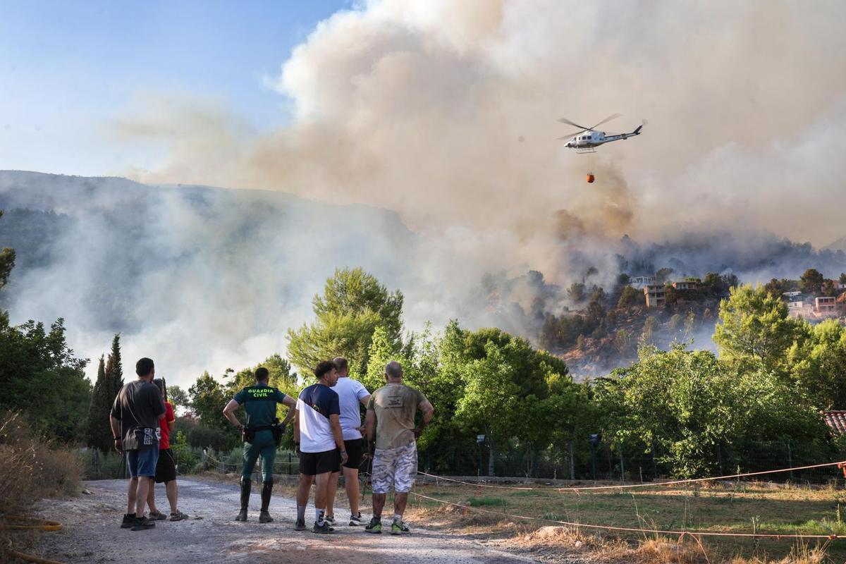 Vecinos y vecinas de la Vall d'Uixó tratan de ayudar a frenar el fuego del incendio.