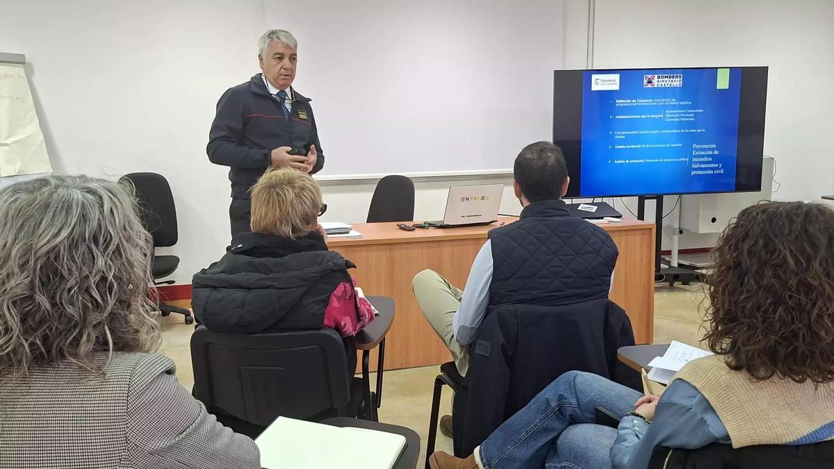 Andrés Balfagó, impartiendo una charla en Castellón.