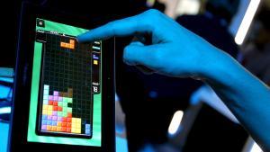 Una persona muestra el juego del Tetris en una pantalla.