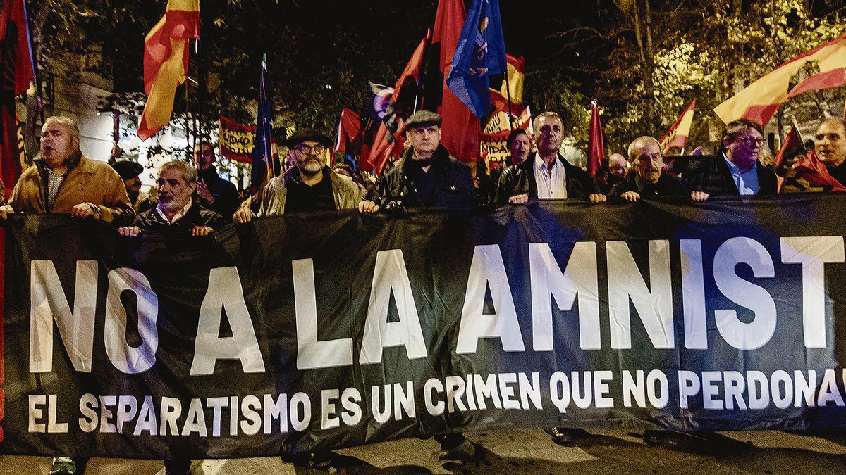 Una de las varias manifestaciones multitudinarias en Madrid en contra de la ley de amnistía y la reelección de Pedro Sánchez como presidente del Gobierno.