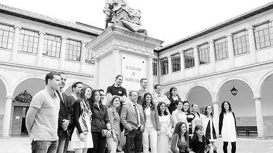 Hilario Pino y Laura Galguera, en el centro, posan rodeados de los alumnos del máster en el patio de la Universidad.