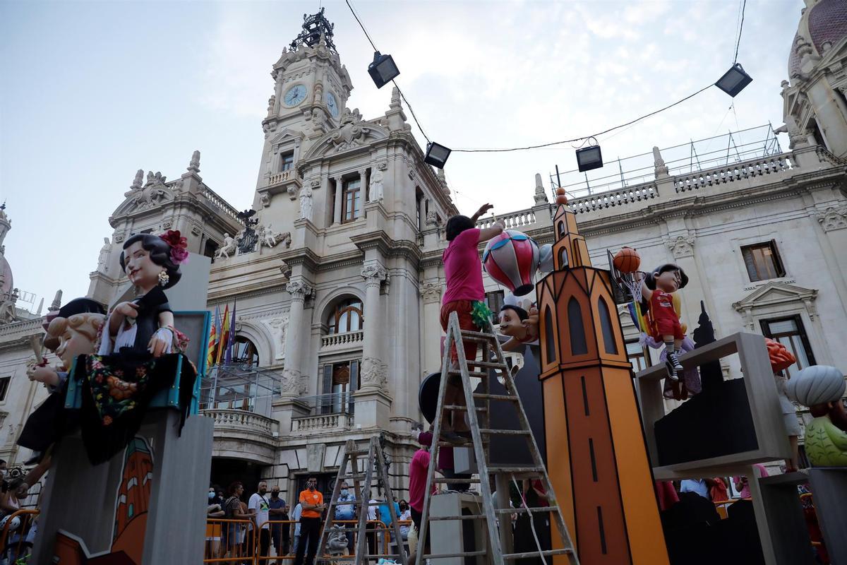 València planta les Falles pendent del mal temps