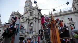 València planta les Falles pendent del mal temps
