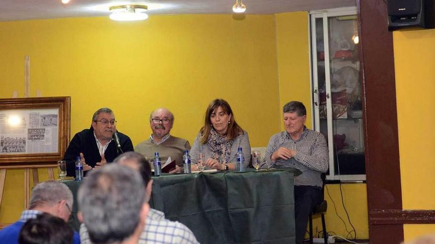 En la mesa, por la izquierda, Carlos Cuesta, José Luis Iglesias Luelmo, Silvia Martínez y Jesús Agustín Menéndez, &quot; Tinín&quot;.