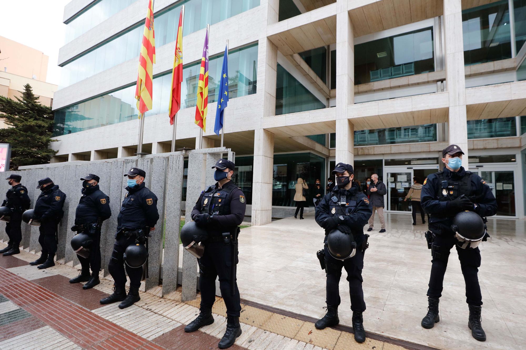 La manifestación motorizada de las patronales de Ibiza congrega a 120 vehículos