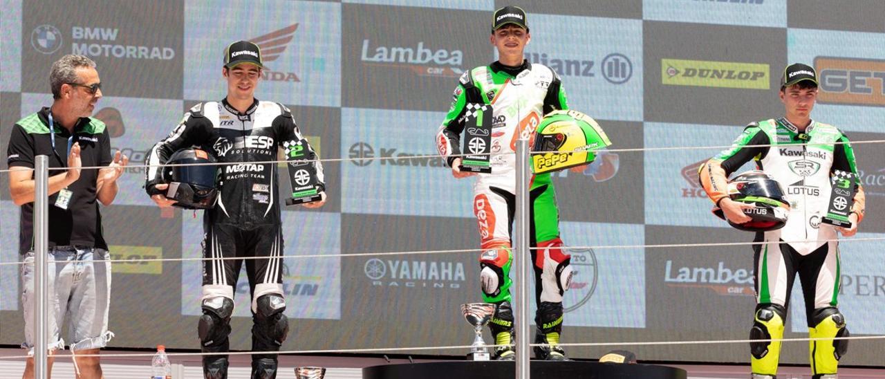 Pepe Osuna, en el centro, en el podio de la prueba de Montmeló.