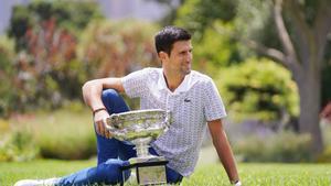 Novak Djokovic posa con el trofeo conquistado en Melbourne.