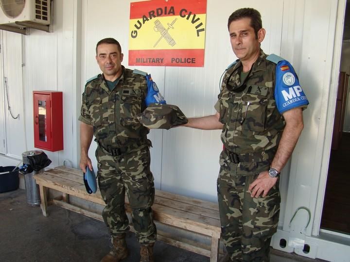 Dos agentes con un tricordio de camuflaje