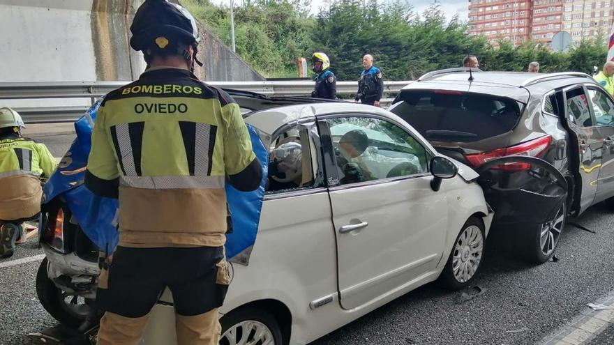 Dos de los coches implicados en el accidente, rodeados de bomberos y policías. | LNE