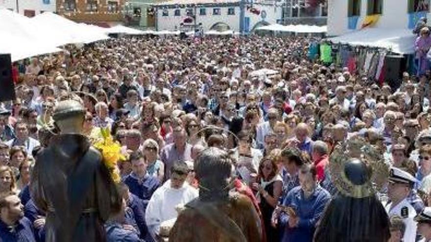 Público asistente al sermón de L&#039;Amuravela, ayer, en La Ribera de Cudillero./ ignacio pulido