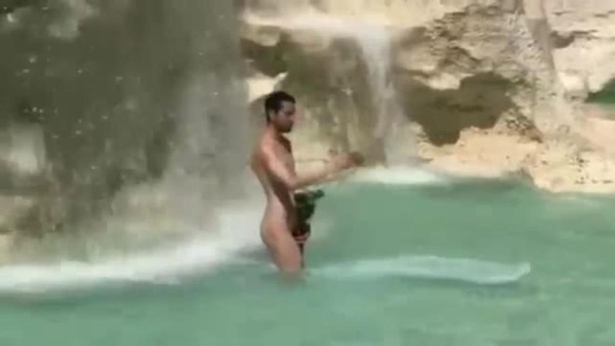 Un artista catalán se pasea desnudo por la Fontana di Trevi